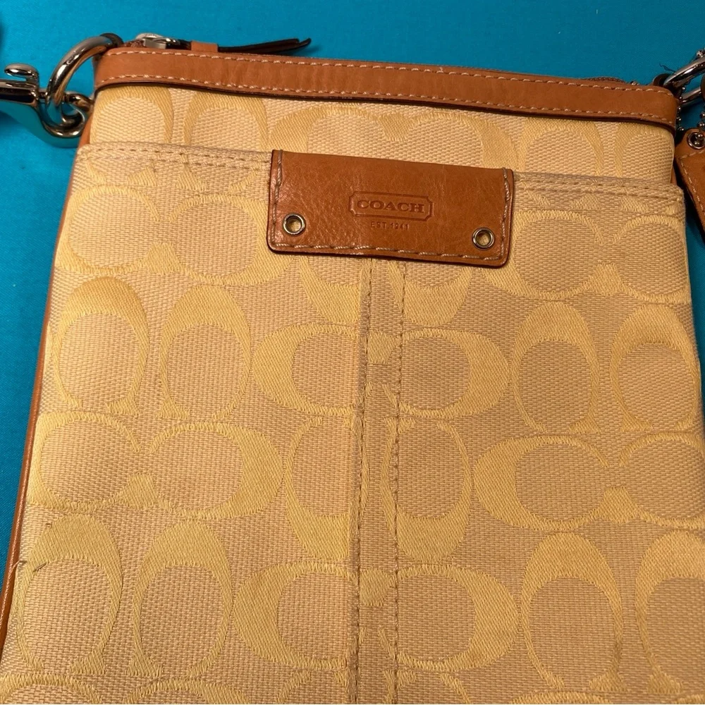Coach Crossbody Bag w/hang tag - Picture 2 of 10